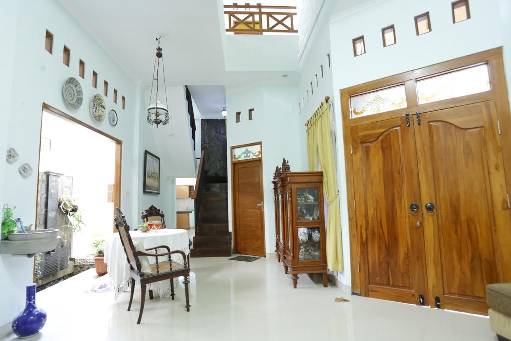 Griya Kedasih Guesthouse Yogyakarta Exterior photo